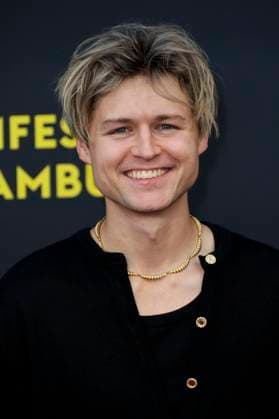 abb Tom Böttcher Boettcher zu Gast auf dem Roten Teppich bei der Kino Film Premiere Das Leben der Wünsche Wuensche auf dem Filmfest Hamburg im Cinemaxx Kino am Dammtor am 28.09.2025 in Hamburg Hamburg Deutschland