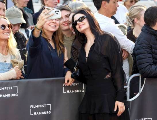abb Ruby O. Fee Schauspielerin Handy Fotos mit den Fans zu Gast auf dem Roten Teppich bei der Kino Film Premiere Das Leben der Wünsche Wuensche auf dem Filmfest Hamburg im Cinemaxx Kino am Dammtor am 28.09.2025 in Hamburg Hamburg Deutschland