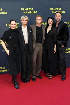 abb Verena Altenberger, Luise Heyer, Matthias Schweighoefer, Ruby O. Fee, Erik Schmitt zu Gast auf dem Roten Teppich bei der Kino Film Premiere Das Leben der Wünsche Wuensche auf dem Filmfest Hamburg im Cinemaxx Kino am Dammtor am 28.09.2025 in Hamburg Hamburg Deutschland