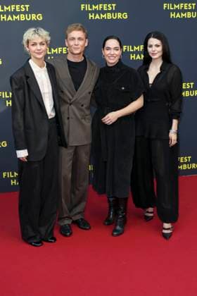 abb Verena Altenberger, Luise Heyer, Matthias Schweighoefer, Ruby O. Fee zu Gast auf dem Roten Teppich bei der Kino Film Premiere Das Leben der Wünsche Wuensche auf dem Filmfest Hamburg im Cinemaxx Kino am Dammtor am 28.09.2025 in Hamburg Hamburg Deutschland