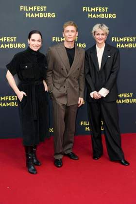 abb Verena Altenberger, Matthias Schweighoefer, Luise Heyer zu Gast auf dem Roten Teppich bei der Kino Film Premiere Das Leben der Wünsche Wuensche auf dem Filmfest Hamburg im Cinemaxx Kino am Dammtor am 28.09.2025 in Hamburg Hamburg Deutschland