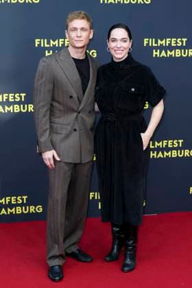 abb Matthias Schweighoefer, Verena Altenberger zu Gast auf dem Roten Teppich bei der Kino Film Premiere Das Leben der Wünsche Wuensche auf dem Filmfest Hamburg im Cinemaxx Kino am Dammtor am 28.09.2025 in Hamburg Hamburg Deutschland