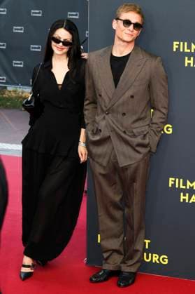 abb Matthias Schweighöfer Schweighoefer und Freundin Ruby O. Fee Schauspieler zu Gast auf dem Roten Teppich bei der Kino Film Premiere Das Leben der Wünsche Wuensche auf dem Filmfest Hamburg im Cinemaxx Kino am Dammtor am 28.09.2025 in Hamburg Hamburg Deutschland