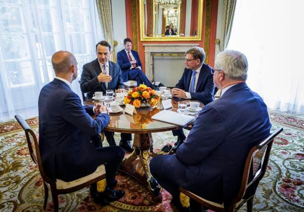 Johann Wadephul (CDU), Bundesaussenminister, bei seiner Ankunft in Warschau. Hier mit den Aussenministern von Polen, Radoslaw Sikorski, Frankreich, Jean-Noel Barrot (l), und der Ukraine, Andrii Sybiha (r). Fotografiert im Auftrag des Auswaertigen Amtes Warschau Polen *** Johann Wadephul CDU , Federal Foreign Minister, on his arrival in Warsaw Here with the Foreign Ministers of Poland, Radoslaw Sikorski, France, Jean Noel Barrot l , and Ukraine, Andrii Sybiha r Photographed on behalf of the Federal Foreign Office Warsaw Poland Copyright: xThomasxKoehler AAx