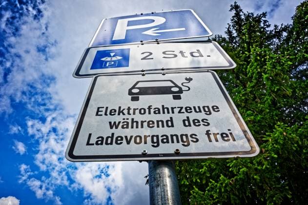 Elektromobilität. Parkplatz für Elektrofahrzeuge an der Ladestation. Ruhpolding Bayern Deutschland Copyright: xRolfxPossx