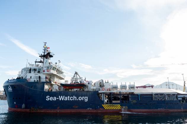 124 migrants disembark from Sea-Watch 5 in the port of Naples NAPLES, ITALY - SEPTEMBER 29: The German non-governmental rescue ship Sea-Watch 5 arrives with 124 migrants in the port of Naples, Italy on September 29, 2025. The Sea-Watch was attacked by the Libyan coastguard shortly after rescuing around 66 people in distress. Eliano Imperato Anadolu Naples Italy. Editorial use only. Please get in touch for any other usage.  Copyright: x2025xAnadoluxElianoxImperatox
