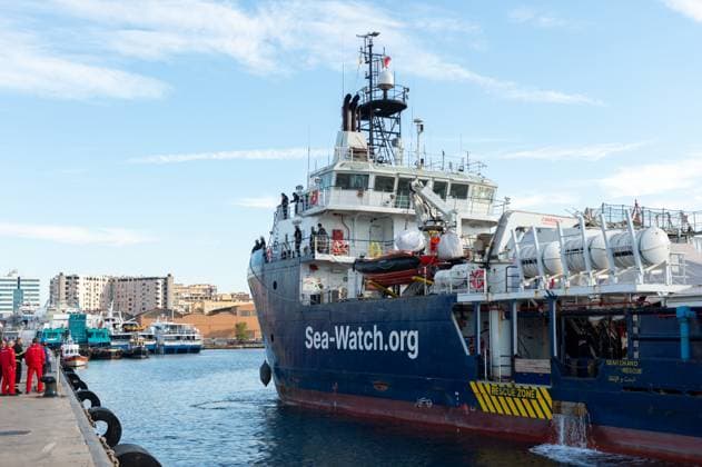 124 migrants disembark from Sea-Watch 5 in the port of Naples NAPLES, ITALY - SEPTEMBER 29: The German non-governmental rescue ship Sea-Watch 5 arrives with 124 migrants in the port of Naples, Italy on September 29, 2025. The Sea-Watch was attacked by the Libyan coastguard shortly after rescuing around 66 people in distress. Eliano Imperato Anadolu Naples Italy. Editorial use only. Please get in touch for any other usage.  Copyright: x2025xAnadoluxElianoxImperatox