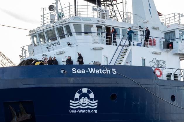 124 migrants disembark from Sea-Watch 5 in the port of Naples NAPLES, ITALY - SEPTEMBER 29: The German non-governmental rescue ship Sea-Watch 5 arrives with 124 migrants in the port of Naples, Italy on September 29, 2025. The Sea-Watch was attacked by the Libyan coastguard shortly after rescuing around 66 people in distress. Eliano Imperato Anadolu Naples Italy. Editorial use only. Please get in touch for any other usage.  Copyright: x2025xAnadoluxElianoxImperatox