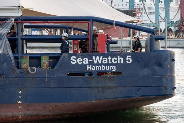 124 migrants disembark from Sea-Watch 5 in the port of Naples NAPLES, ITALY - SEPTEMBER 29: The German non-governmental rescue ship Sea-Watch 5 arrives with 124 migrants in the port of Naples, Italy on September 29, 2025. The Sea-Watch was attacked by the Libyan coastguard shortly after rescuing around 66 people in distress. Eliano Imperato Anadolu Naples Italy. Editorial use only. Please get in touch for any other usage.  Copyright: x2025xAnadoluxElianoxImperatox