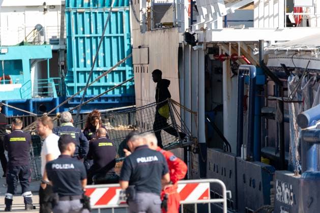 124 migrants disembark from Sea-Watch 5 in the port of Naples NAPLES, ITALY - SEPTEMBER 29: A migrant disembarks from the German non-governmental rescue ship Sea-Watch 5 arrived in the port of Naples, southern Italy, on September 29, 2025 with 124 migrants. The Sea-Watch was attacked by the Libyan coastguard on September 26, 2025 shortly after rescuing around 66 people in distress. Eliano Imperato Anadolu Naples Italy. Editorial use only. Please get in touch for any other usage.  Copyright: x2025xAnadoluxElianoxImperatox