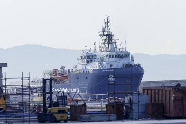Napoli, Naples, Italy: The Sea Watch 5 arrives at pier 32 in the port of Naples. Around 124 migrants disembark. During the night of September 26, 2025, the humanitarian ship is hit by gunfire from a Libyan patrol boat, but no injuries are reported. Napoli Italy  - ZUMAp169 20250929_zea_p169_011 Copyright: xAntonioxBalasco LiveMediax