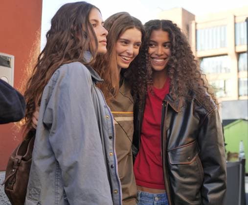 Some models who walked the catwalks at Milan Fashion Week give themselves to photographers backstage.  Copyright: xLucaxPontix xipa-agency.netx xLucaPonti IpaAgencyx IPA_Agency_IPA65916742