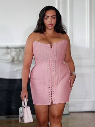 PFW - Weinsanto Runway A model walks the runway during the Weinsanto Womenswear Spring Summer 2026 show as part of Paris Fashion Week on September 29, 2025 in Paris, France. Photo by Alain-Gil Gonzalez ABACAPRESS.COM Paris France  Copyright: xGonzalezxAlain-Gil ABACAx