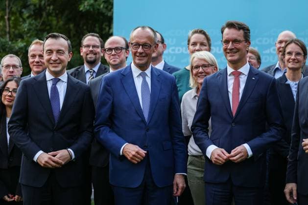 Sitzung des Landesvorstand der Christlich Demokratischen Union Deutschlands CDU NRW am 29.09.2025 in der Landesgeschäftsstelle Düsseldorf Paul Ziemiak ( Generalsekretär Christlich Demokratische Union CDU NRW ), links - Friedrich Merz ( Bundeskanzler Parteivorsitzender Christlich Demokratische Union Deutschlands CDU ), mitte - Hendrik Wüst ( Ministerpräsident NRW Landesvorsitzender Christlich Demokratische Union Deutschlands NRW ), rechts *** Meeting of the state executive committee of the Christian Democratic Union of Germany CDU NRW on 29 09 2025 at the state office in Düsseldorf Paul Ziemiak Secretary General Christian Democratic Union CDU NRW , left Friedrich Merz Federal Chancellor Party Chairman Christian Democratic Union o xJRx