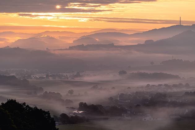 Sonnenaufgang mit Nebel vom 28.09.2025 bei Sundern morgendliche Nebelstimmung im Sauerland *** Sunrise with fog from 28 09 2025 near Sundern morning foggy mood in the Sauerland Copyright: xx xChantalxAndersx