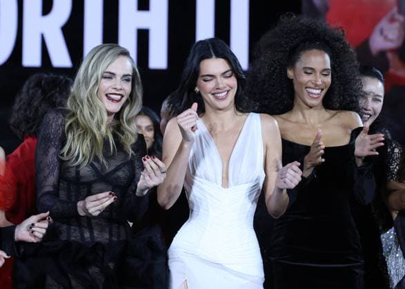 Bilder des Jahres 2025, Entertainment 09 September Cara Delevingne, Kendall Jenner, Cindy Bruna au défilé LOREAL Collection Prêt à Porter Printemps Été 2026 lors de la Fashion Week de Paris PFW , le 29 Septembre 2025 Denis Guignebourg Bestimage Celebrities at LOREAL Fashion show ready to wear collection Spring Summer 2026 during Paris Fashion Week on 26 September, 2025 Paris France  Copyright: xDenisxGuignebourgx xBestimagexDenisxGuignebourgx xBestimagex