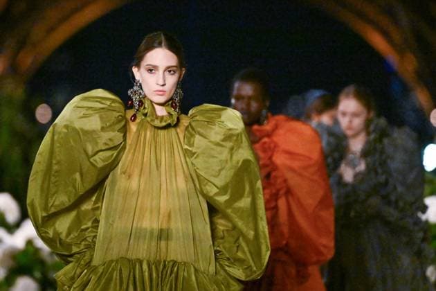 PFW Saint Laurent Runway Models walk the runway during the Saint Laurent Womenswear Spring Summer 2026 show as part of Paris Fashion Week in Paris, France on September 29, 2025. Photo by Aurore Marechal ABACAPRESS.COM Paris France  Copyright: xMarechalxAurore ABACAx