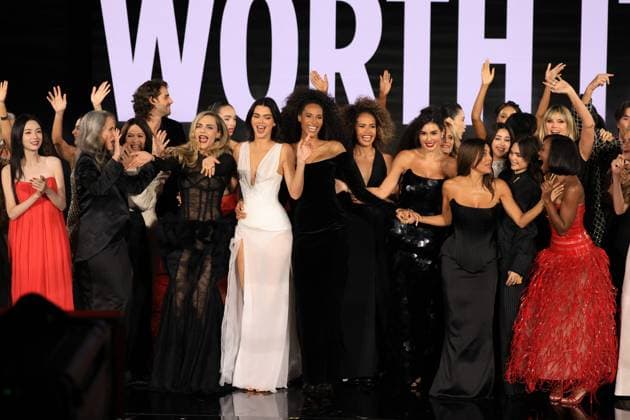 PFW - Le Défilé. Liberté, Egalité, Sororité You re Worth It L Oréal Paris Runway Rebecca Patricia Armstrong, Ye Zhou, Andie MacDowell, Cara Delevingne, Kendall Jenner, Cindy Bruna, Eva Longoria, Ariana Greenblat, Aja Naomi King and Nycha Philippine Leroy-Beaulieu walks the runway during Le Défilé. Liberté, Egalité, Sororité You re Worth It L Oréal Paris show as part of Paris Fashion Week in Paris, France on September 29, 2025. Photo by Jerome Domine ABACAPRESS.COM  Copyright: xDominexJerome ABACAx