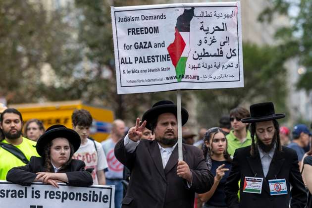 US Israel Palestine Protest Protesters take part in a demonstration against the visit of Israeli Prime Minister Benjamin Netanyahu at Lafayette Square near the White House in Washington, D.C., on September 29, 2025. The protest came as US President Donald Trump met with Netanyahu and announced that Washington was very close to securing peace in the Gaza war, following the release of a 20-point peace plan. Washington District Of Columbia United States Copyright: xMehmetxEserx