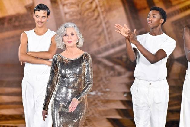 PFW L Oreal Runway Jane Fonda walks the runway of L Oreal Fashion Show during Paris Fashion Week in Paris, France on September 29, 2025. Photo by Julien Reynaud APS-Medias ABACAPRESS.COM Paris France  Copyright: xReynaudxJulien APS-Medias ABACAx