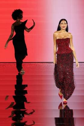 Model walk the runway during L Oreal Spring Summer 2026 show at Paris Fashion Week Un mannequin sur le podium du defile printemps ete 2026 de L Oreal pendant la semaine de la mode a Paris Un modele 449162 2025 09 29 France  Copyright: xSebastienxFremontx xStarfacex STAR_449162_163