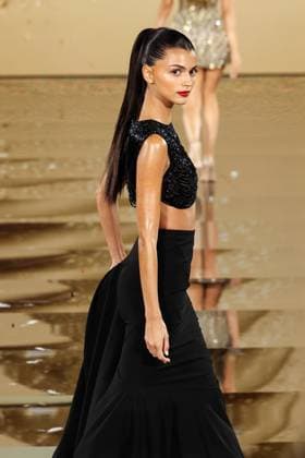 Model walk the runway during L Oreal Spring Summer 2026 show at Paris Fashion Week Un mannequin sur le podium du defile printemps ete 2026 de L Oreal pendant la semaine de la mode a Paris Un modele 449162 2025 09 29 France  Copyright: xSebastienxFremontx xStarfacex STAR_449162_374