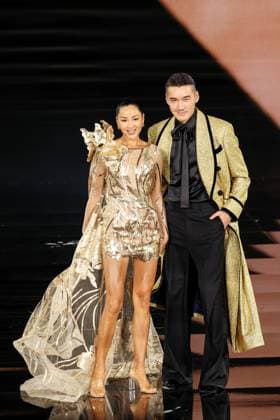 Model walk the runway during L Oreal Spring Summer 2026 show at Paris Fashion Week A model on the runway during L Oreal Spring Summer 2026 show at Paris Fashion Week Qu Ying et Hu Bing 449162 2025 09 29 France  Copyright: xSebastienxFremontx xStarfacex STAR_449162_388
