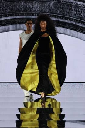 Model walk the runway during L Oreal Spring Summer 2026 show at Paris Fashion Week A model on the runway during L Oreal Spring Summer 2026 show at Paris Fashion Week Cindy Bruna 449162 2025 09 29 France  Copyright: xSebastienxFremontx xStarfacex STAR_449162_102