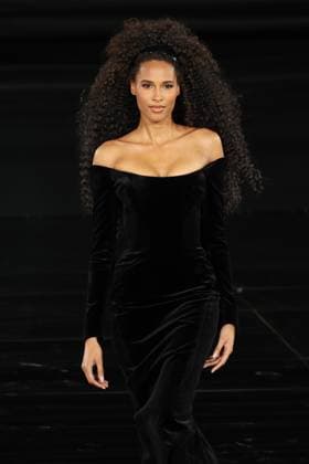 Model walk the runway during L Oreal Spring Summer 2026 show at Paris Fashion Week A model on the runway during L Oreal Spring Summer 2026 show at Paris Fashion Week Cindy Bruna 449162 2025 09 29 France  Copyright: xSebastienxFremontx xStarfacex STAR_449162_116