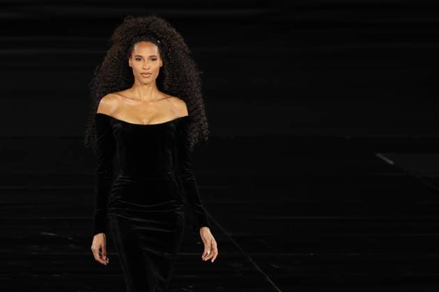 Model walk the runway during L Oreal Spring Summer 2026 show at Paris Fashion Week A model on the runway during L Oreal Spring Summer 2026 show at Paris Fashion Week Cindy Bruna 449162 2025 09 29 France  Copyright: xSebastienxFremontx xStarfacex STAR_449162_117