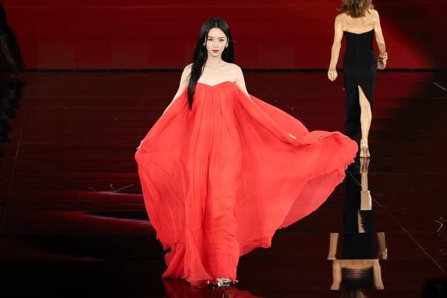 Model walk the runway during L Oreal Spring Summer 2026 show at Paris Fashion Week Un mannequin sur le podium du defile printemps ete 2026 de L Oreal pendant la semaine de la mode a Paris Ye Zhou 449162 2025 09 29 France  Copyright: xSebastienxFremontx xStarfacex STAR_449162_152