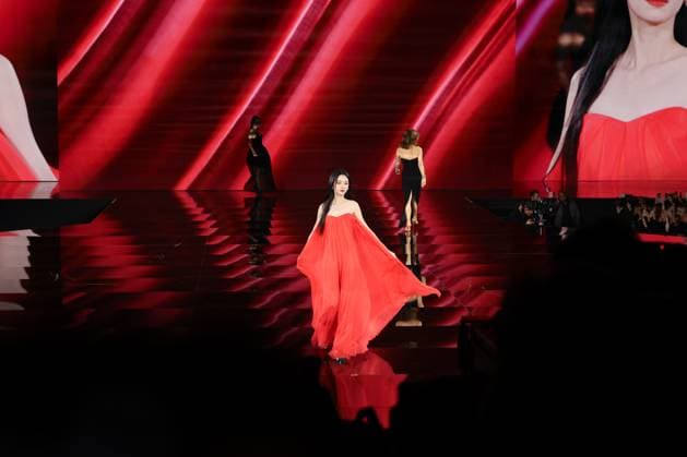 Model walk the runway during L Oreal Spring Summer 2026 show at Paris Fashion Week Un mannequin sur le podium du defile printemps ete 2026 de L Oreal pendant la semaine de la mode a Paris Ye Zhou 449162 2025 09 29 France  Copyright: xSebastienxFremontx xStarfacex STAR_449162_153