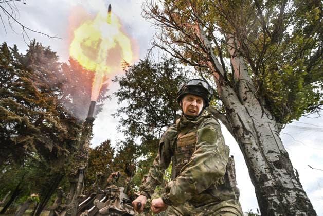 Russia Ukraine Military Operation Artillery Unit 9016444 29.09.2025 A Russian serviceman of the Tsentr (Centre) Group of Forces fires a 2S4 Tyulpan (Tulip) self-propelled heavy mortar towards Ukrainian positions in the Krasnoarmeysk (Pokrovsk) sector of the front line amid Russia s military operation in Ukraine, in Russia. Stanislav Krasilnikov Sputnik Russia  Copyright: xStanislavxKrasilnikovx