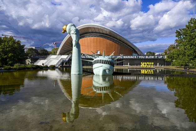 Inflatable Statue of Liberty replica displayed in Berlin BERLIN, GERMANY - SEPTEMBER 29: German television presenter, comedian, and writer Jan Boehmermann and Gruppe Royale exhibit an inflated replica of the Statue of Liberty submerged in the fountain in front of Berlin s Haus der Kulturen der Welt (HKW) as part of the Possibility of Unvernunft exhibition in Berlin, Germany on September 29, 2025. The exhibition, blending art, satire, politics, and cultural critique, has attracted significant public attention. Visitors can view the installation until October 19. Halil Sagirkaya Anadolu Berlin Germany. Editorial use only. Please get in touch for any other usage.  Copyright: x2025xAnadoluxHalilxSagirkayax