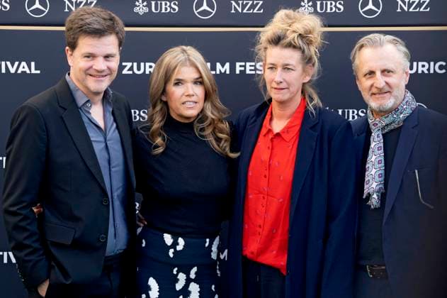 Benjamin Herrmann, Anke Engelke, Neele Leana Vollmar und Robert Marciniak bei der Premiere des Kinofilms Dann passiert das Leben auf dem 21. Zurich Film Festival 2025 im Kongresssaal. Zürich, 29.09.2025