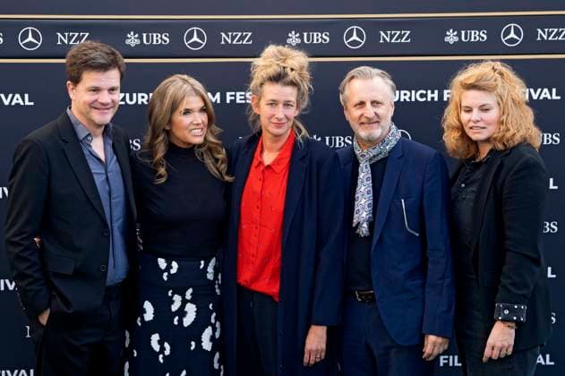 Benjamin Herrmann, Anke Engelke, Neele Leana Vollmar, Robert Marciniak und Reta Guetg bei der Premiere des Kinofilms Dann passiert das Leben auf dem 21. Zurich Film Festival 2025 im Kongresssaal. Zürich, 29.09.2025
