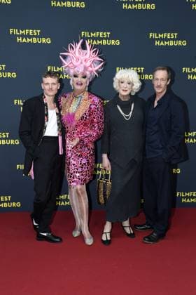 Johannes Hegemann, Olivia Jones ,Lilo Wanders und Stephan Kampwirth bei der Premiere OLIVIA im Rahmen des Filmfest Hamburg in Hamburg am 29.09.2025
