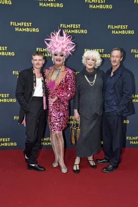 Johannes Hegemann, Olivia Jones ,Lilo Wanders und Stephan Kampwirth bei der Premiere OLIVIA im Rahmen des Filmfest Hamburg in Hamburg am 29.09.2025
