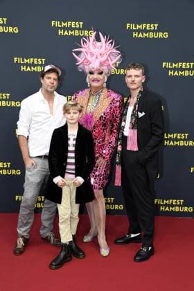 Till Endemann, Johannes Hegemann und Olivia Jones bei der Premiere OLIVIA im Rahmen des Filmfest Hamburg in Hamburg am 29.09.2025