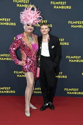 Johannes Hegemann und Olivia Jones bei der Premiere OLIVIA im Rahmen des Filmfest Hamburg in Hamburg am 29.09.2025