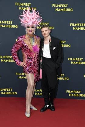 Johannes Hegemann und Olivia Jones bei der Premiere OLIVIA im Rahmen des Filmfest Hamburg in Hamburg am 29.09.2025