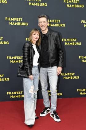 Steffen Hallaschka mit Ehefrau Anne-Kathrin Hallaschka bei der Premiere OLIVIA im Rahmen des Filmfest Hamburg in Hamburg am 29.09.2025