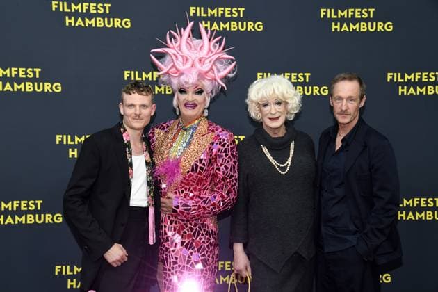 Johannes Hegemann, Olivia Jones ,Lilo Wanders und Stephan Kampwirth bei der Premiere OLIVIA im Rahmen des Filmfest Hamburg in Hamburg am 29.09.2025