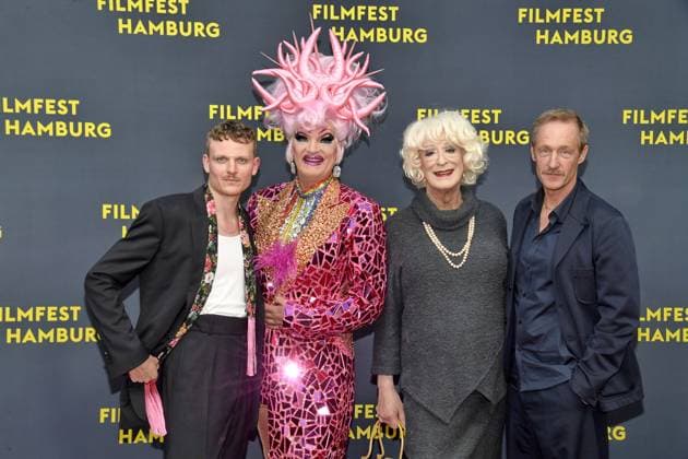 Johannes Hegemann, Olivia Jones ,Lilo Wanders und Stephan Kampwirth bei der Premiere OLIVIA im Rahmen des Filmfest Hamburg in Hamburg am 29.09.2025