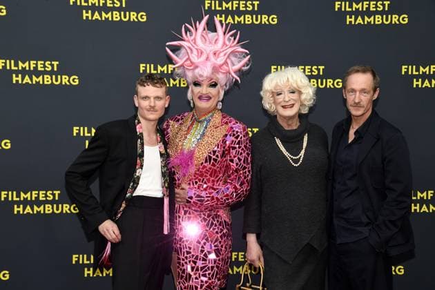 Johannes Hegemann, Olivia Jones ,Lilo Wanders und Stephan Kampwirth bei der Premiere OLIVIA im Rahmen des Filmfest Hamburg in Hamburg am 29.09.2025