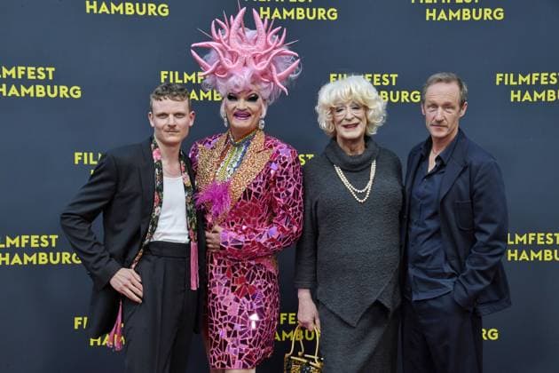 Johannes Hegemann, Olivia Jones ,Lilo Wanders und Stephan Kampwirth bei der Premiere OLIVIA im Rahmen des Filmfest Hamburg in Hamburg am 29.09.2025
