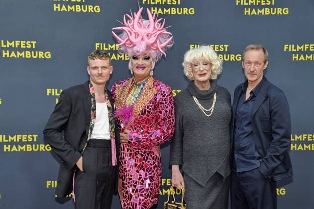 Johannes Hegemann, Olivia Jones ,Lilo Wanders und Stephan Kampwirth bei der Premiere OLIVIA im Rahmen des Filmfest Hamburg in Hamburg am 29.09.2025