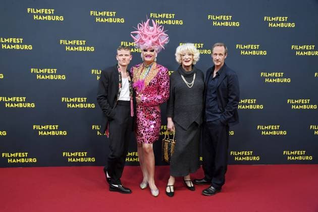 Johannes Hegemann, Olivia Jones ,Lilo Wanders und Stephan Kampwirth bei der Premiere OLIVIA im Rahmen des Filmfest Hamburg in Hamburg am 29.09.2025