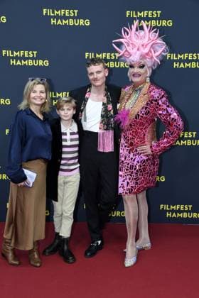 Annette Frier, Johannes Hegemann und Olivia Jones bei der Premiere OLIVIA im Rahmen des Filmfest Hamburg in Hamburg am 29.09.2025