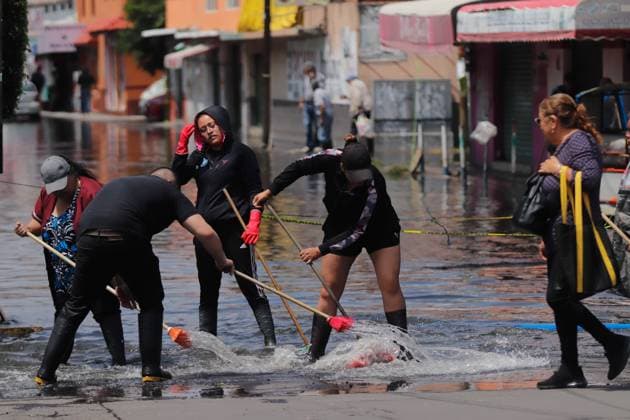 Flooding In Eastern Mexico City Due To Heavy Rains People draws water from a flooded street due heavy torrential rains that affected Ciudad Nezahualcoyotl at east of Mexico City, on September 29, 2025, in Mexico City, Mexico. Mexico City CDMX Mexico Copyright: xCarlosxSantiagox
